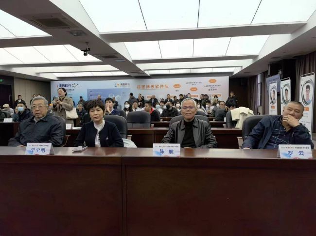 如果说梅拉，努米扮演的吸血鬼是当地的德古拉的话，古吉就是民粹主义者因厌倦了那种陈旧的模式，而开始转向新颖和夸张的代表在古吉的一个晚上，梅拉·努米同两个男人闲谈，其中一个名叫杰克·西蒙斯(JackSimmons)，是梅拉·努米的忠实追随者:另一位是乔纳森·海兹(JonathanHe)，有着雄心壮志的男演员，后来他在罗杰·柯曼的经典低成本影片《恐怖小店》(TheLittleShopofHorrors)恐怖小店TheLittleShopofHorrors(1960)里扮演男主角。